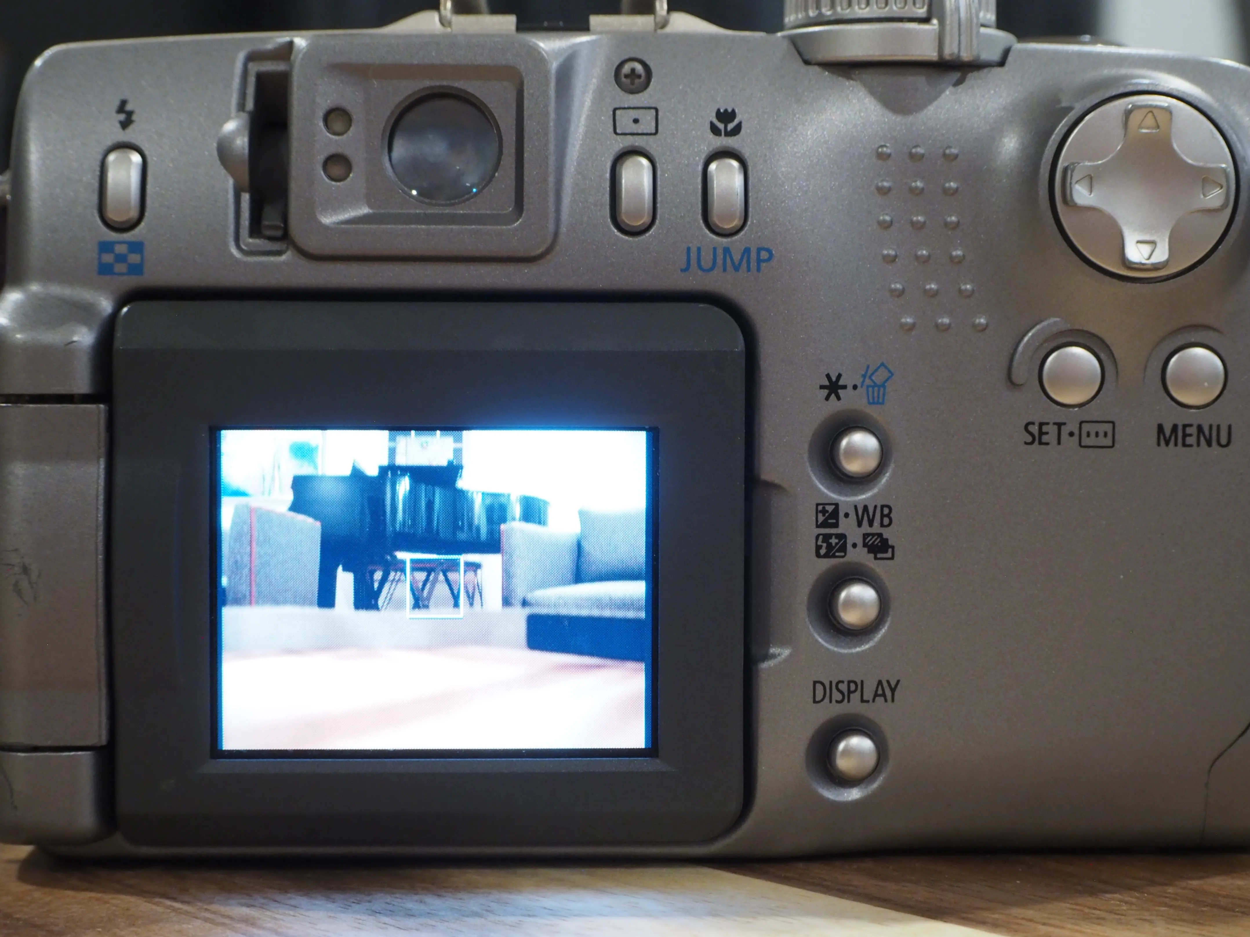 Articulating screen detail on the Canon PowerShot G2.