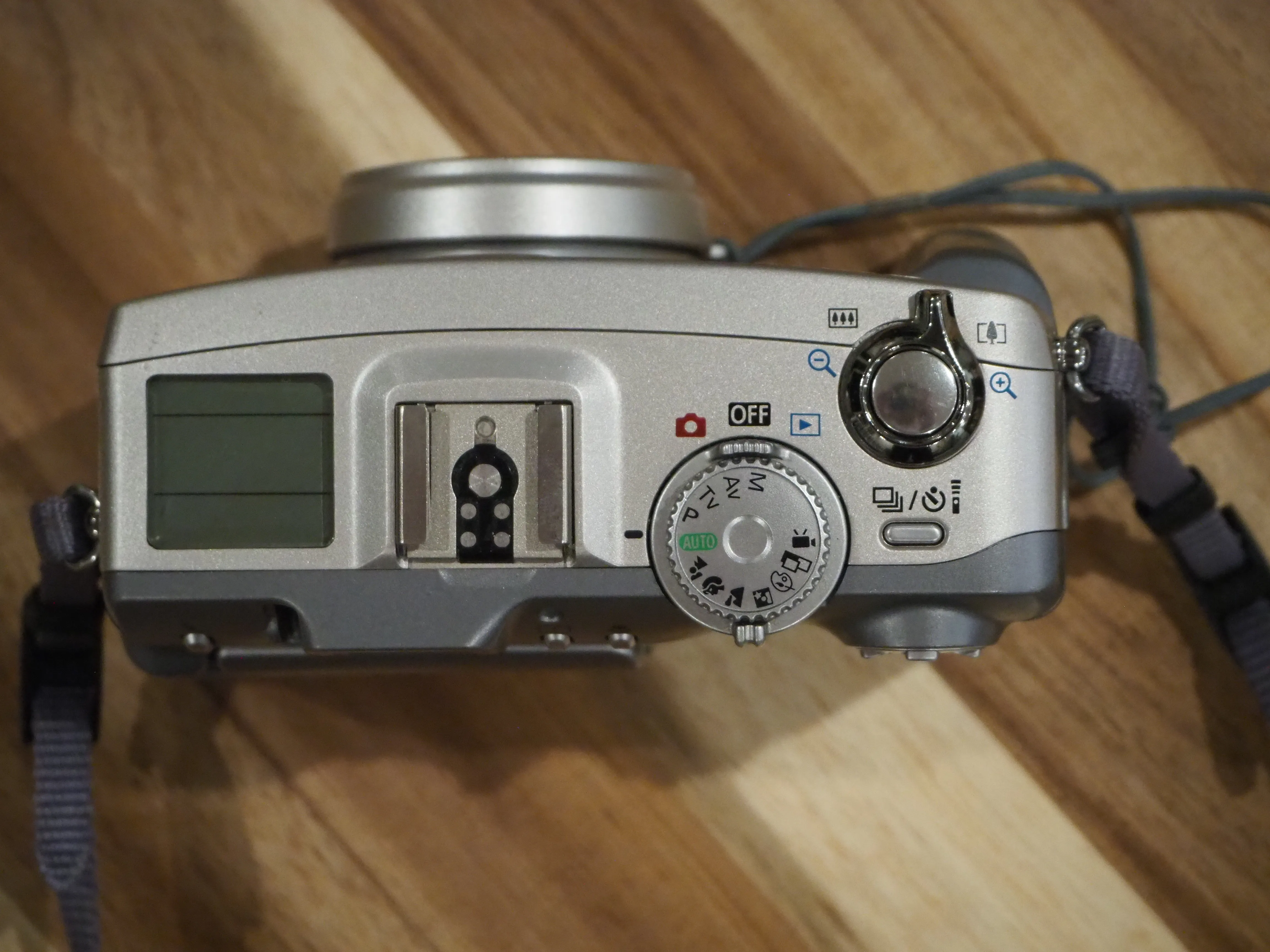 Top controls of the Canon PowerShot G2.